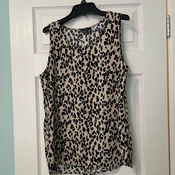 Halogen Tops - Like New Halogen Leopard Print Sleeveless Blouse Size M